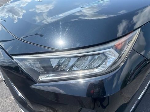 Used 2019 Toyota RAV4 XLE w/ Convenience Package FWD image 9