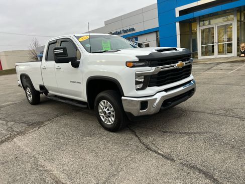 Used 2024 Chevrolet Silverado 2500 LT AWD/4WD image 3