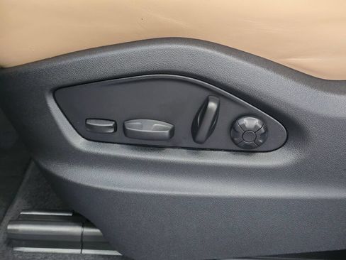 Certified 2025 Porsche Cayenne E-Hybrid Coupe AWD/4WD image 28