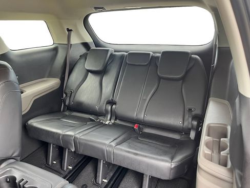 Used 2025 Kia Carnival FWD image 27