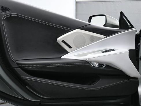 Used 2022 Chevrolet Corvette Stingray w/ Z51 Performance Package image 9