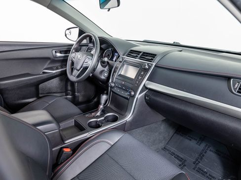 Used 2017 Toyota Camry SE image 25