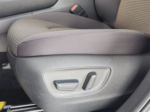 Used 2024 Toyota Highlander LE image 19