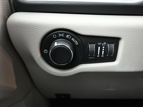 Used 2023 Chrysler Voyager LX FWD image 18