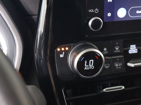 Used 2024 Toyota Highlander XLE FWD image 7
