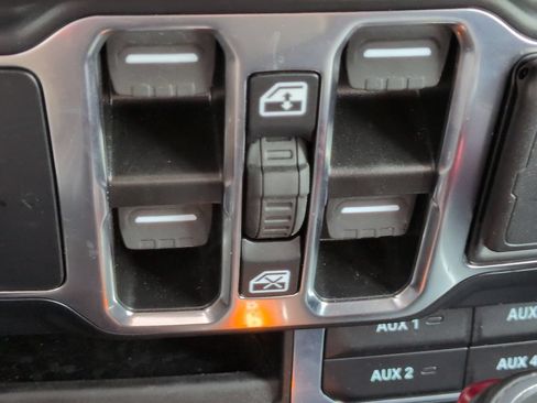 Used 2024 Jeep Wrangler Unlimited Sahara w/ Technology Group AWD/4WD image 23