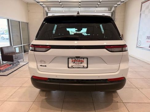 Used 2025 Jeep Grand Cherokee Altitude AWD/4WD image 7