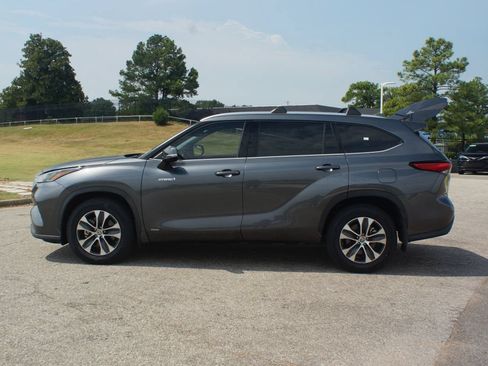 Used 2021 Toyota Highlander XLE AWD/4WD image 13