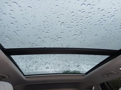 Used 2018 Volkswagen Tiguan SE w/ Panoramic Sunroof Package FWD image 27