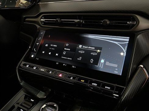 Used 2025 Aston Martin Vanquish RWD image 23