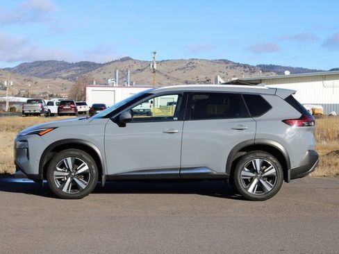 Used 2021 Nissan Rogue Platinum image 3