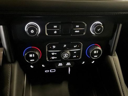 Used 2023 Chevrolet Suburban Z71 w/ Luxury Package image 23