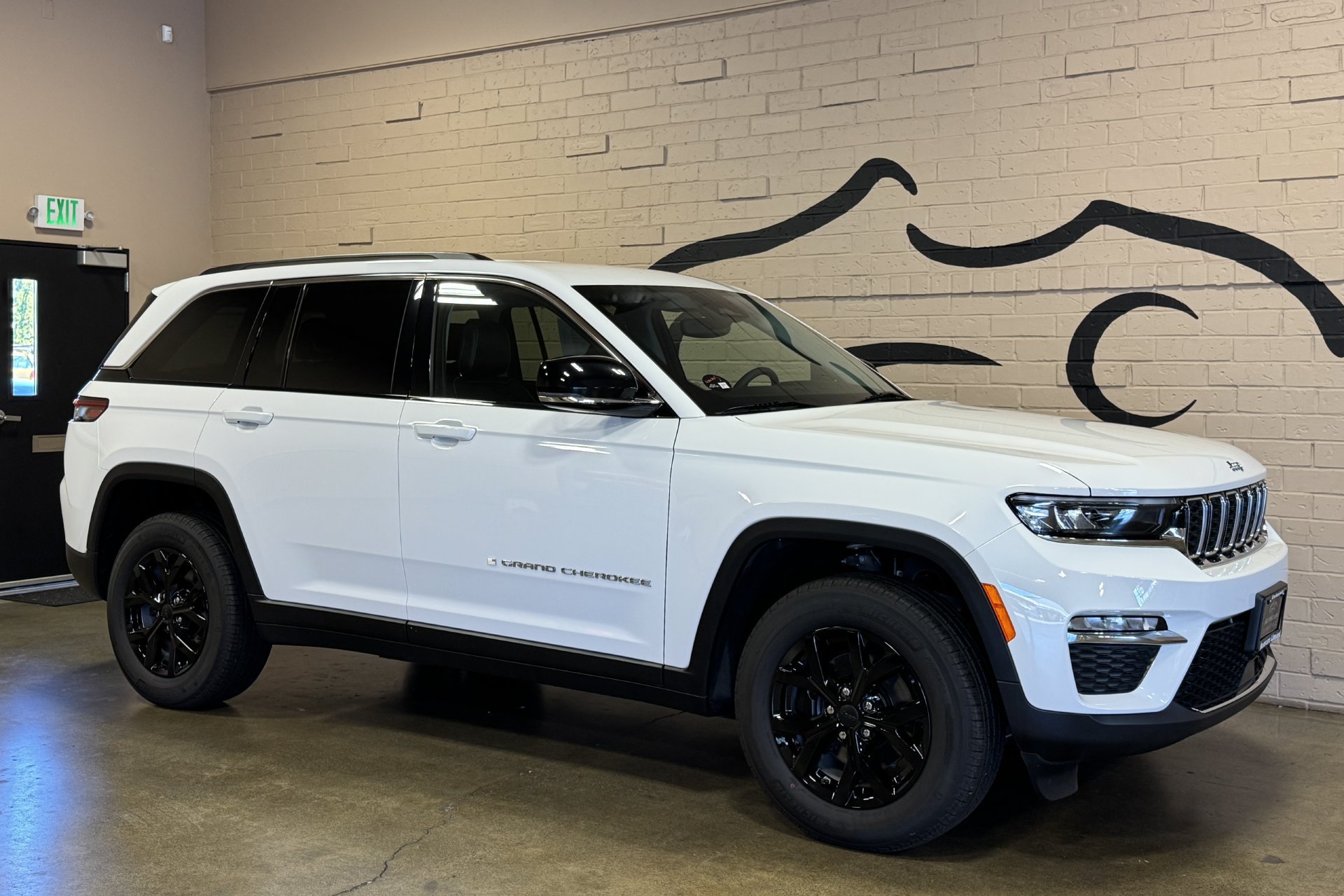 Used 2023 Jeep Grand Cherokee Limited AWD/4WD image 2