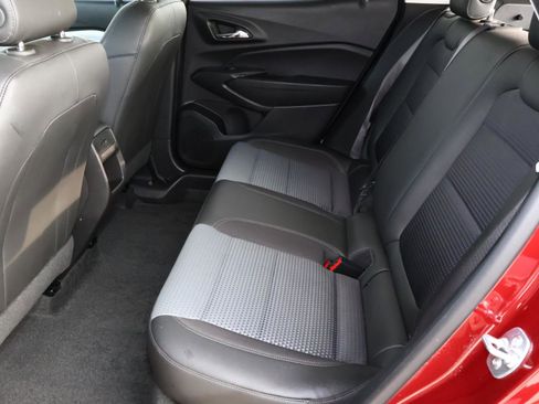 Used 2025 Chevrolet Trax LT w/ LT Convenience Package image 19