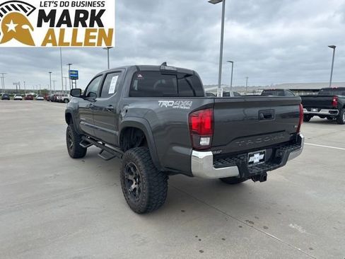 Used 2019 Toyota Tacoma TRD Off-Road image 4