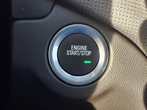 Used 2023 Chevrolet Equinox Premier image 10