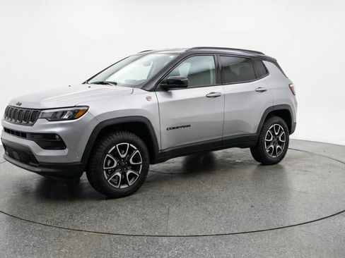 Used 2025 Jeep Compass Trailhawk AWD/4WD image 3