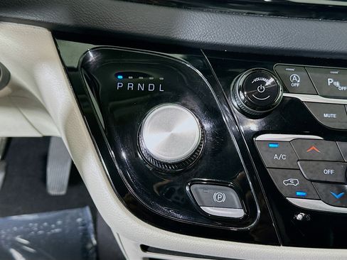 Used 2023 Chrysler Pacifica Touring-L image 21