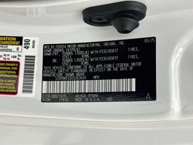 Used 2025 Toyota Sienna XLE FWD image 32