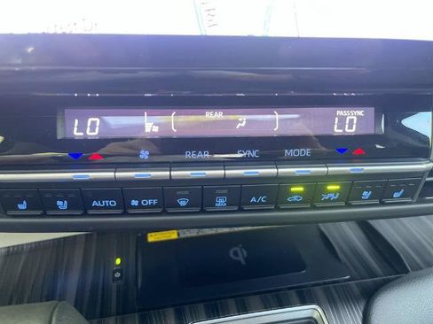 Used 2024 Toyota Sienna Platinum FWD image 19