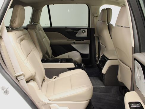 Used 2020 Lincoln Aviator Reserve w/ Equipment Group 202A image 16