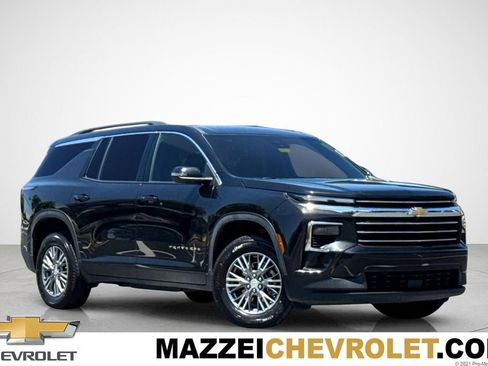 Used 2025 Chevrolet Traverse LT FWD image 1