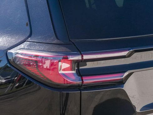 Used 2024 GMC Acadia Elevation image 10