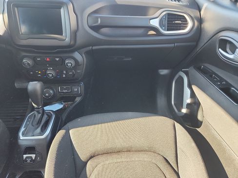 Used 2019 Jeep Renegade Latitude w/ Cold Weather Group image 11