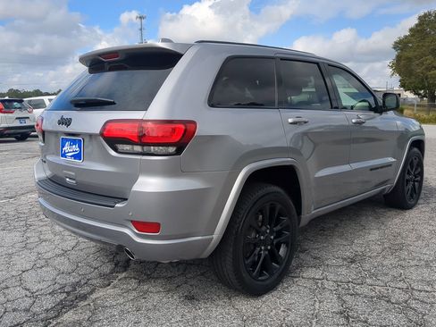 Used 2021 Jeep Grand Cherokee Laredo X image 3