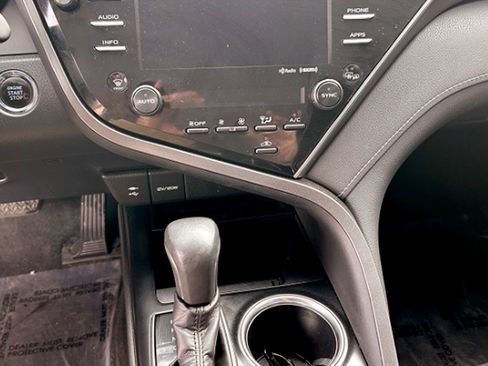 Used 2018 Toyota Camry XSE image 12