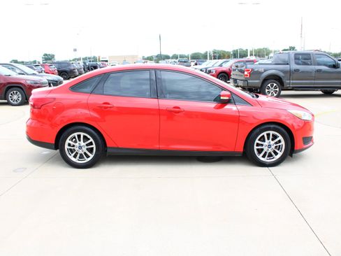Used 2016 Ford Focus SE w/ SE Power Seat Package FWD image 6
