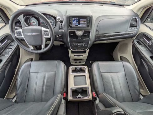 Used 2016 Chrysler Town & Country Touring-L FWD image 21