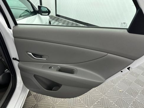 Used 2025 Hyundai Elantra SEL FWD image 13