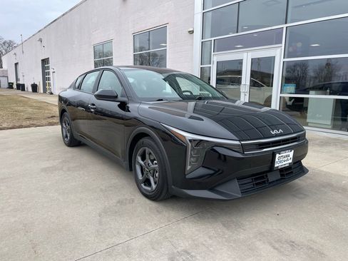 Used 2025 Kia K4 LXS image 1