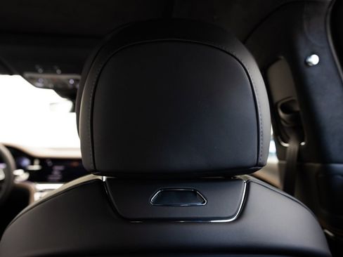 Used 2025 Bentley Flying Spur Plug-In Hybrid image 44