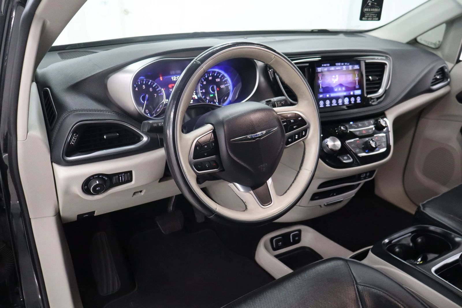 Used 2017 Chrysler Pacifica Limited w/ UConnect Theater Package FWD image 20