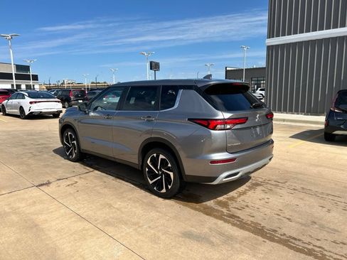 Used 2022 Mitsubishi Outlander SE AWD/4WD image 2