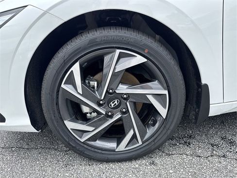 New 2025 Hyundai Elantra Limited image 11
