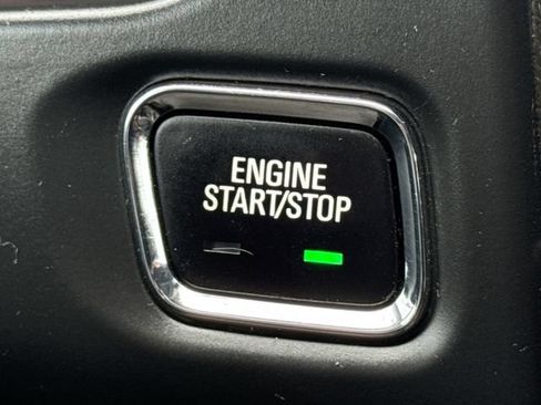 Used 2022 GMC Acadia SLE w/ Driver Convenience Package FWD image 17