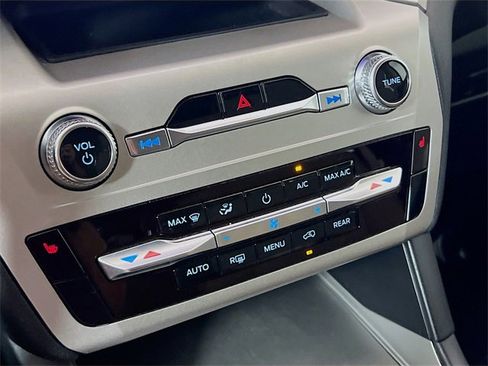 Used 2022 Ford Explorer XLT image 15