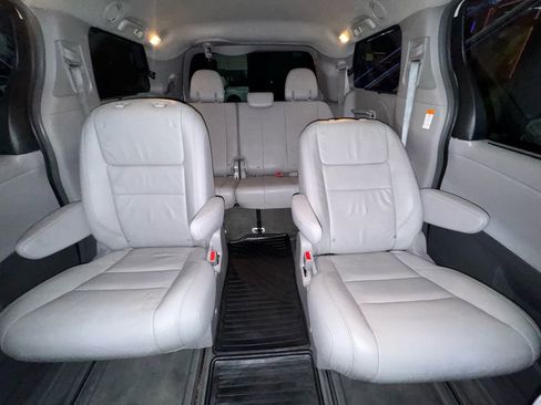 Used 2018 Toyota Sienna XLE Premium image 31