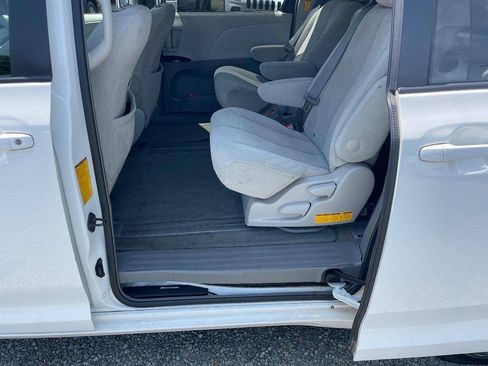 Used 2014 Toyota Sienna LE FWD image 11