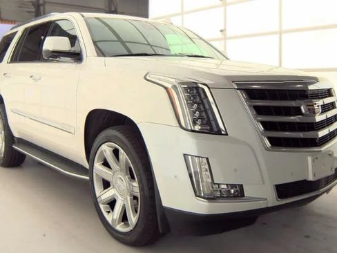 Used 2020 Cadillac Escalade Premium Luxury AWD/4WD image 3