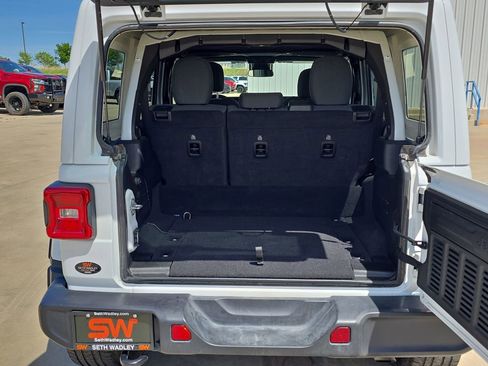 Used 2025 Jeep Wrangler Unlimited Sahara image 12