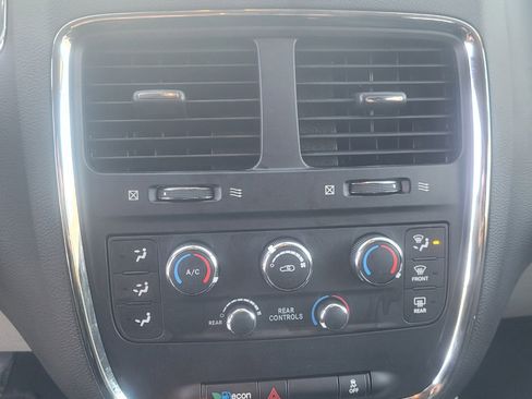 Used 2018 Dodge Grand Caravan SE w/ UConnect Hands-Free Group image 19