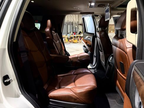 Used 2017 Cadillac Escalade Premium Luxury RWD image 22