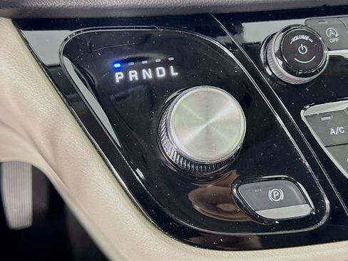 Used 2024 Chrysler Pacifica Touring-L FWD image 17