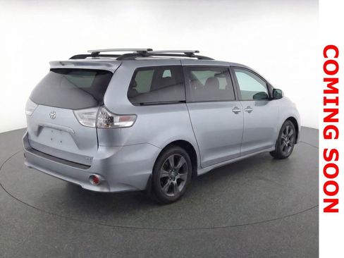 Used 2016 Toyota Sienna SE image 5