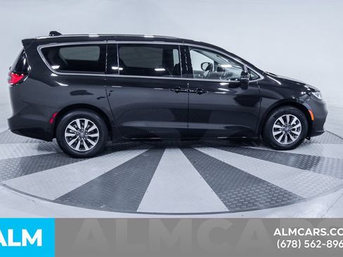 Used 2023 Chrysler Pacifica Touring-L FWD image 11
