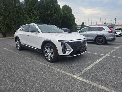 Used 2024 Cadillac Lyriq Tech AWD/4WD image 2
